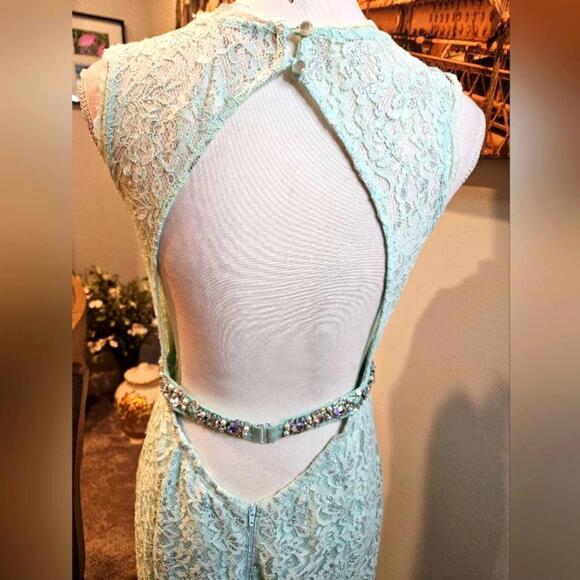 Elegant Mint Green Lace Evening Gown - Picture 4 of 12
